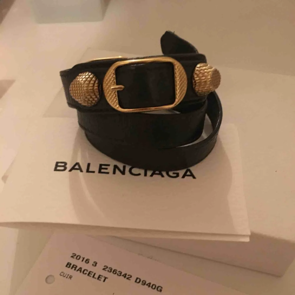 Grått armband med gulddetaljer från balenciaga i storlek S. Box och äkthetsbevis tillkommer såklart💓. Accessoarer.