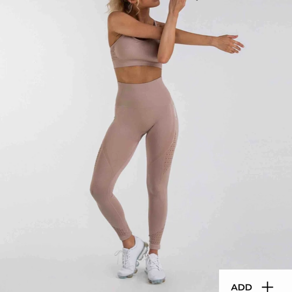 Gymshark leggings i beige färg(finns med en extra trosa i leggingsen så man ej ser trosorna) använd fåtal ggr. Frakt ingår i priset!. Jeans & Byxor.