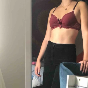  - Suuuuuuupersöt vinröd spets&silkes bh, från bodyflirt!!! Helt ny och endast använd en gång! 💐💐💐
