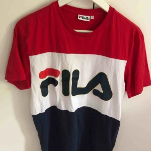  - Äkta Fila tröja. Knappt använd men har en liten skavank på F:et (sista bilden). Frakt tillkommer.