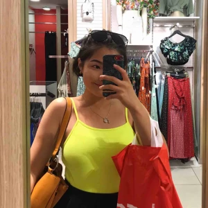  - Fin neon grön/gul top. Använd endast en gång så den är i mycket bra skick. Jag bjuder på frakt 