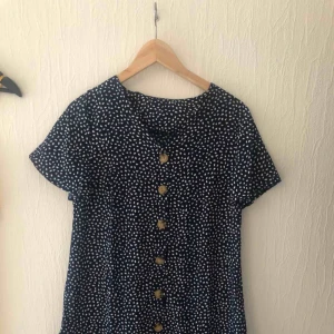  - Mörklblå klänning med vita prickar från Shein. Knappt framtill och lite volang nedtill.  Säljer då den är liten i storleken så passar bättre en XS/S.