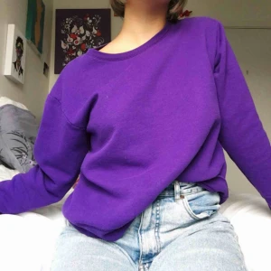  - En lila sweatshirt. Bra skick. Storleken står inte men passar från xxs till L beroende på hur man vill att den sitter. Kommer från ett rökfritt och djurfritt hem❤️ Betalning sker via swish 
