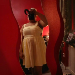  - Superfin gul klänning som passar perfekt till bröllop eller andra festligheter! Endast använd en gång! Köparen står för frakt. 