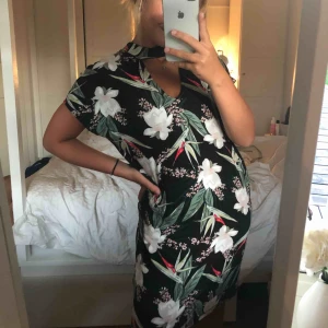  - En fin klänning från Gina tricot med öppning både fram och bak💗möts upp i Sthlm och fraktar