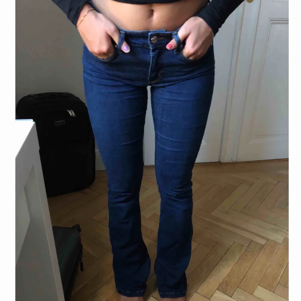 Bootcut jeans från Zara. Storlek 34. Jeans & Byxor.