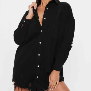 Missguided - Sjukt snygg distress denim dress från Missguided, kommer inte till användning, använd 1 gång. Stl 32. Köparen står för frakt annars möts upp i gbg🌟