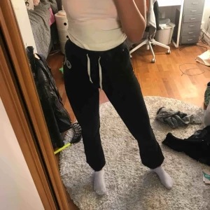  - svarta mjukisbyxor som är vida där nere. De har en silverdetalj som man ser på bild 2. Köpare står för frakt.