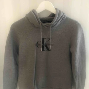  - Grå Calvin Klein hoodie, fint skick 