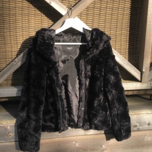  - Super fin jacka från Vero Moda. Sparsamt använd, inga hål,fläckar eller slitningar! Ord pris 500kr mitt pris 300kr ikl frakt💛💛