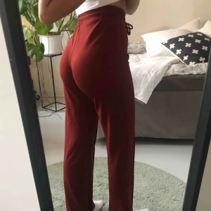  - Sköna och snygga byxor med hög midja. Använda en gång. Köpare står för frakt! ❣️