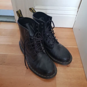  - Dr Martens i storlek 38. Använda max 4 ggr, nyskick. Köparen betalar frakt 