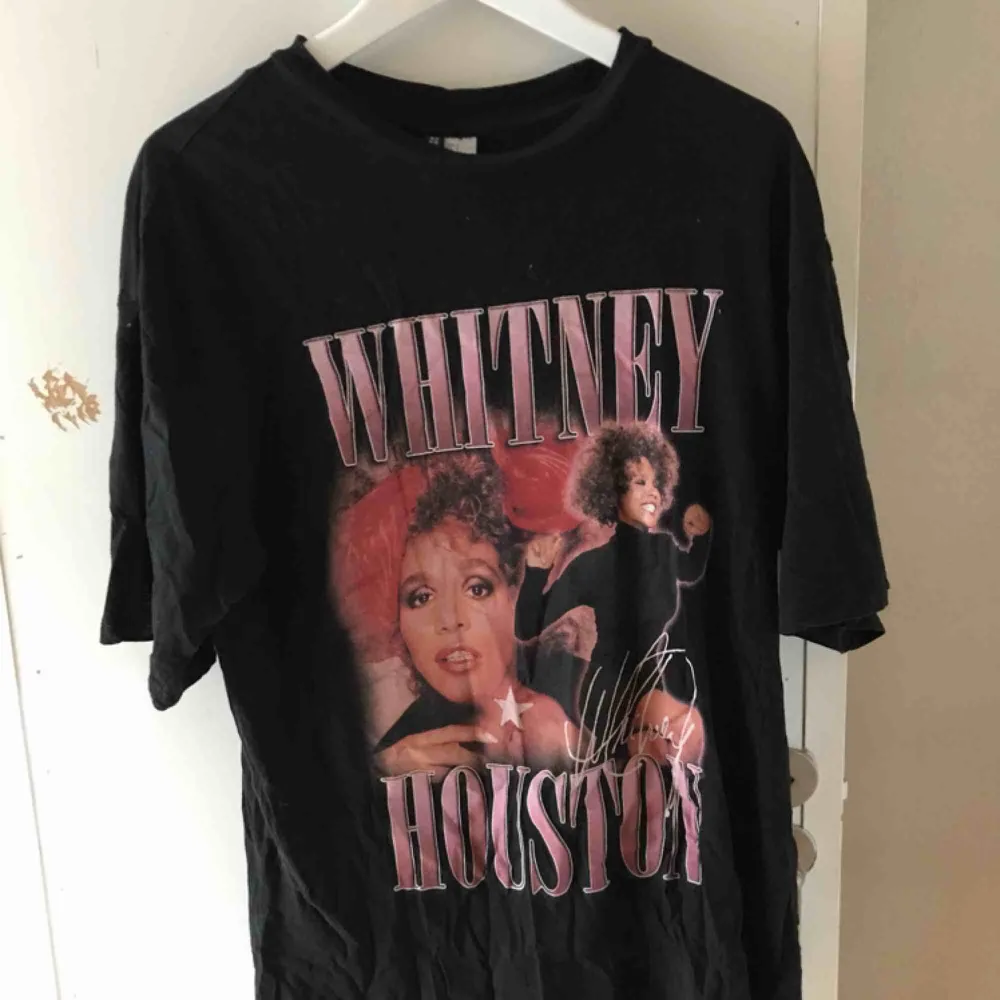 Oversize tröja från Hm med Whitney Houston!!!  Storlek S men passar S/M!!!  Köparen står för frakten . T-shirts.