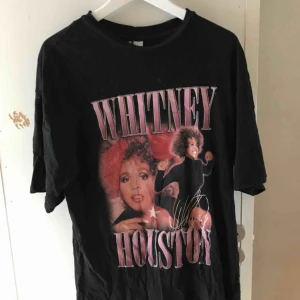  - Oversize tröja från Hm med Whitney Houston!!!  Storlek S men passar S/M!!!  Köparen står för frakten 