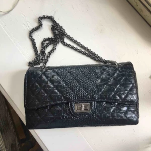  - Chanel Reissue liknade väska. Köpt på amazon för 1200kr. Jättefint skick och väldigt rejäl och äkta, inte ”plastig”. Tror det är äkta läder. Fraktar endast