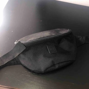  - helsvart bumbag från urban classics, köpt på junkyard. helt oanvänd, säljs pga att jag har för många liknande väskor