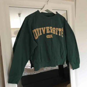  - Vintage collegetröja (lookalike) från ginatricot. 