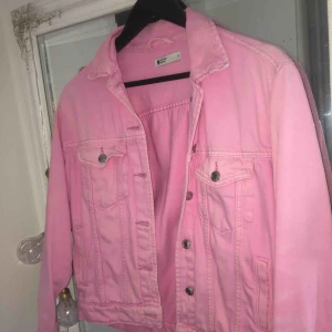  - Rosa jeansjacka från Gina 🎀 jättefint skick! Frakten är inräknad i priset