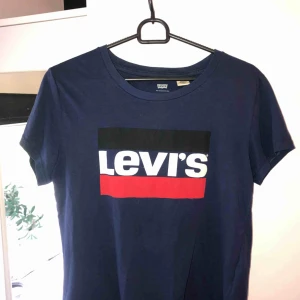  - Superfin marinblå T-shirt från Levis. Knappt använd. Finns att hämta i Östersund annars står köparen för frakten💕