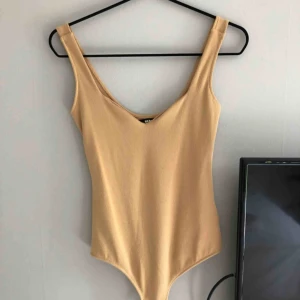  - Jättefin beige body från bikbok som aldrig är använd och nu tyvärr blivit för liten. Sitter supersnyggt på. Köparen står för frakten:)