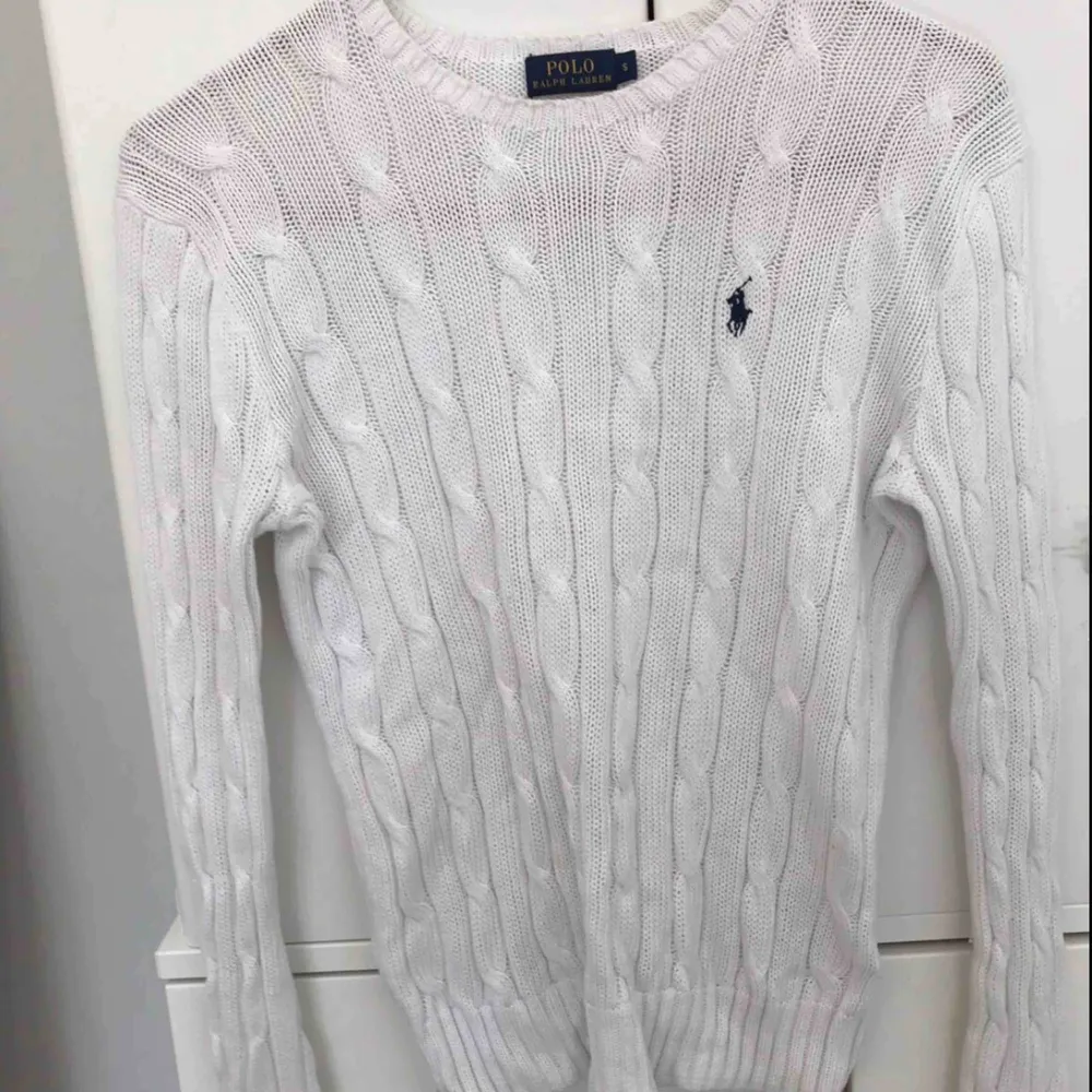 Kabelstickad tröja från Ralph Lauren i bra skick, nypris 1200kr. Tröjor & Koftor.