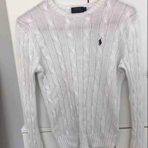 Kabelstickad tröja från Ralph Lauren i bra skick, nypris 1200kr