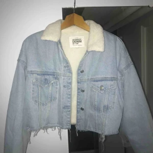  - 90-tals inspirerad jeansjacka från Zara. Kortare i modellen och fodrad! Köparen betalar frakt på ca 70 kr! 