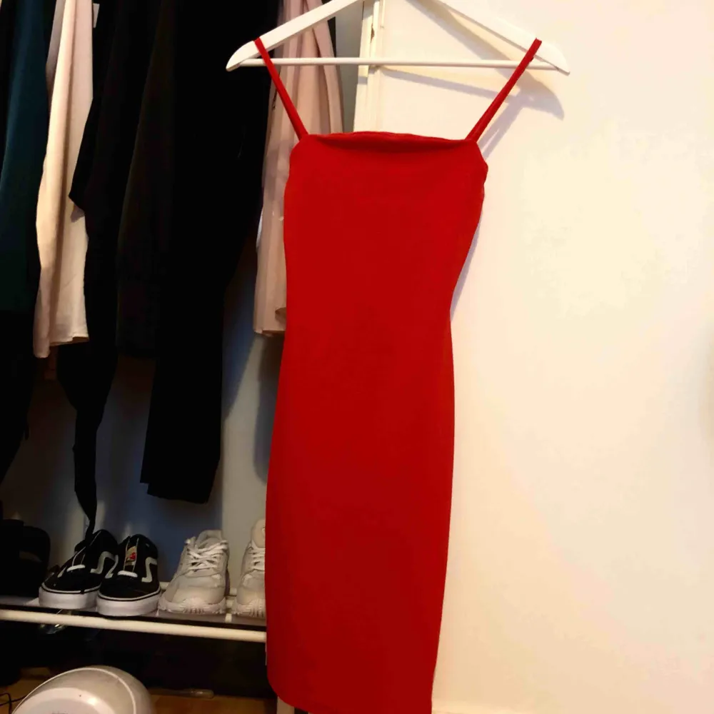 Oanvänd röd tight klänning. Klänningar.