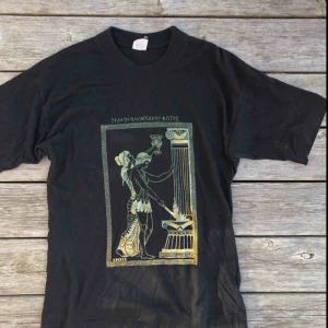  - T-shirt med coolt tryck  Köparen står för frakt :)