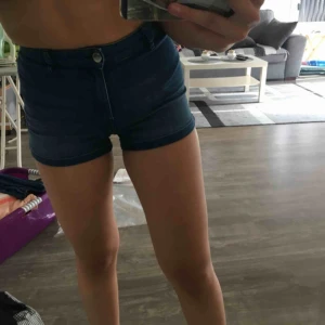  - Et par fina shorts från h&m som ät högmidjade och aldrig använda💕