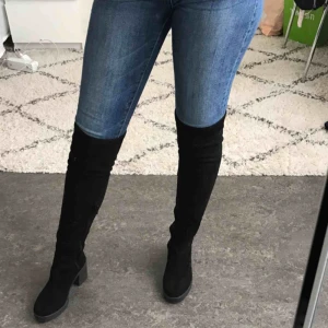  - Knähöga svarta stövlar. Ny pris 600 kr. Köparen står för frakt, annars möts jag gärna upp.