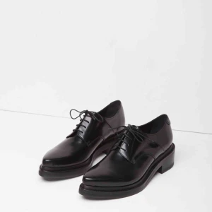  - Acne Studios Lark — Använd fåtal gånger så i nästan perfekt skick! Superfina att ha både till vardags och för finare tillfällen! Nypris: 3200kr