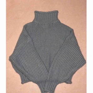  - Varm och mjuk mint grön stickad tröja från H&M. 50 kr i strl S.