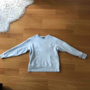  - Acne Studios Sweatshirt i ljusblå. Skick 8/10. Size: XXS men passar xs/liten s 