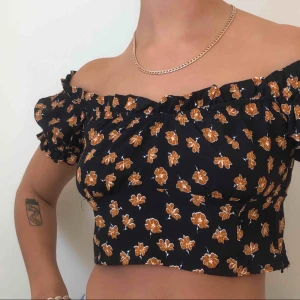  - Tröja från Urban Outfitters, org pris 475kr, säljer pga inte min stil:) 