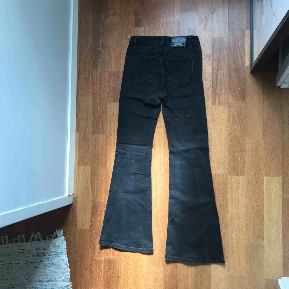 Svarta bootcut/flare jeans från Crocker. Sitter jättefint! . Jeans & Byxor.