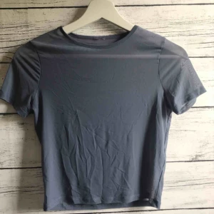  - En blå/lila mesh t-shirt från Gina Tricot. Funkar även som en storlek S och är super fin till festliga tillställningar. Frakt 25kr😊