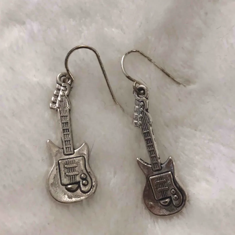 Super coola elgitarr smycken i silverfärg🎸🎸🎸 örhängen, halsband och nyckelring, 65 kr styck + frakt⚡️ har även samma fast med blixt berlock istället (se annan annons) . Accessoarer.