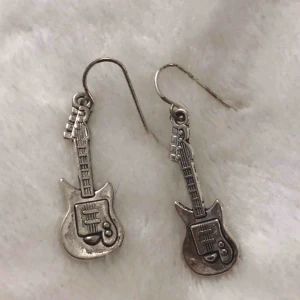  - Super coola elgitarr smycken i silverfärg🎸🎸🎸 örhängen, halsband och nyckelring, 65 kr styck + frakt⚡️ har även samma fast med blixt berlock istället (se annan annons) 