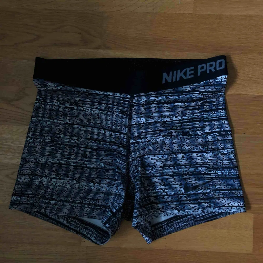 Säljer dessa fina träningsshorts från Nike Pro. Gillar verkligen modellen och det fina mönstret, men de är tyvärr för små för mig. De finns inte längre ute i affärer, men köpte dem för 299kr. Säljer dem för 150 och frakten ingår:) . Shorts.