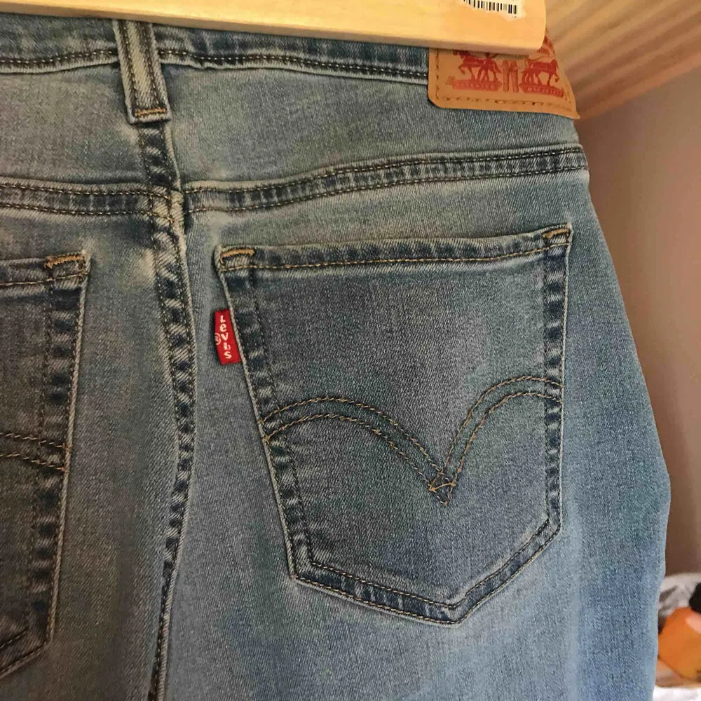 Ljusa Levis jeans, storlek waist 28, lite kortare i modellen⭐️ köparen står för frakt . Jeans & Byxor.