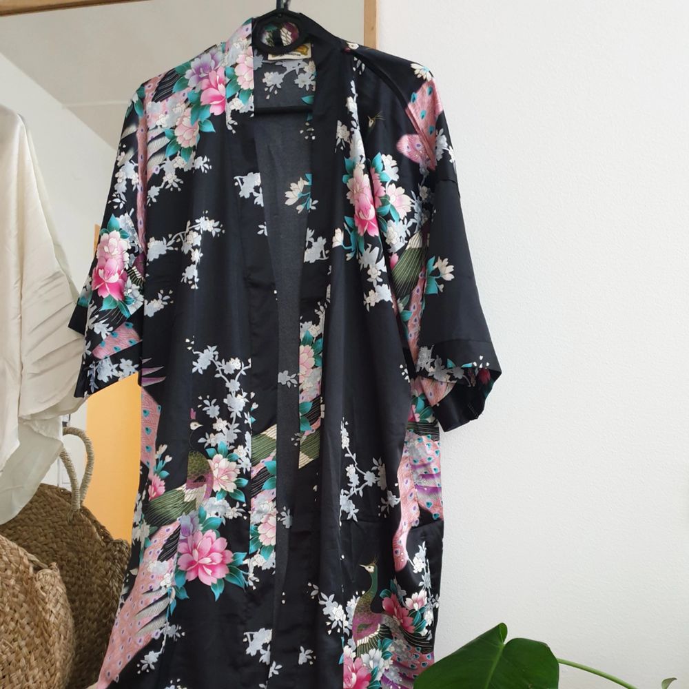 Vacker svart mönstrad kimono. Japansk inspirerad. fint att hänga upp och inreda med om man inte ska använda den! silkes. 120cm lång! ingen storlek men passar från S-L. Kan skickas annars finns i Malmö. Frakt ingår 💌. Övrigt.