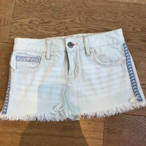  - Kort jeanskjol från hollister, passar storlek xs