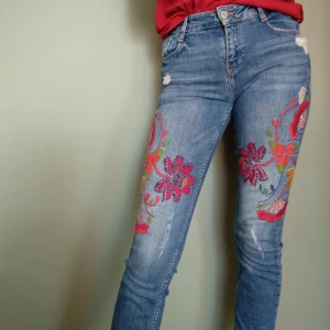  - Skit coola jeans med slitningar och broderi. Knappt använda🥰