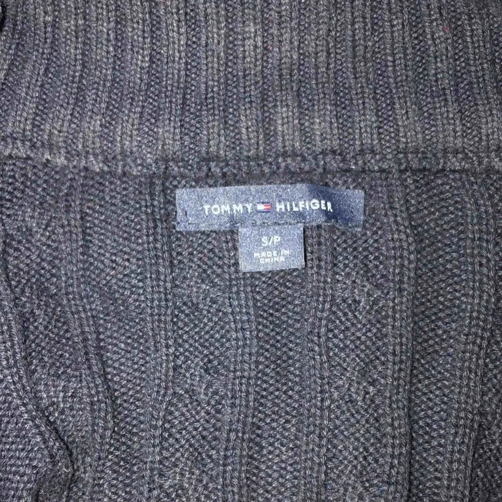 En tjockare stickad (marinblå) tröja från Tommy Hilfiger, jättebra skick nästan aldrig använd, storlek M Säljes pga: används inte. Stickat.