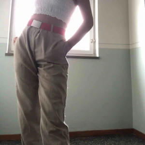  - skitsnygga chinos! köpta här på plick och är jättenöjd men är i mer behov av pengar än kläder ❤️ jag är 163 och har vikt upp byxorna, dom skulle nog passa någon upp till 170cm om man upskattar något kortare byxor ☺️