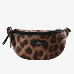  - Cool midjeväska som man även kan ha runt axeln. Det är justerbart band. Väldigt fint skick. 