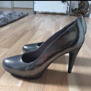  - Size: 38 Colour: Silver, Black Once worn!!! New!!!