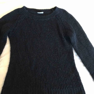  - Stickad tröja från vila. Har blivit nopprig i tvätt. 