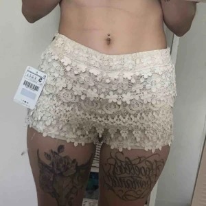  - Fina spetsshorts från Zara. Nya med lappar kvar! Kan inte ha dem pga för stor rumpa 😂
